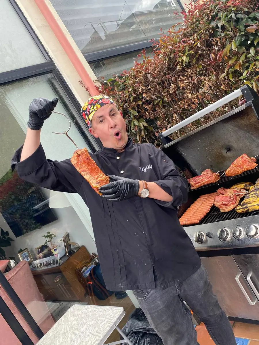 Chef de Corte Limón preparando alimentos a la parrilla