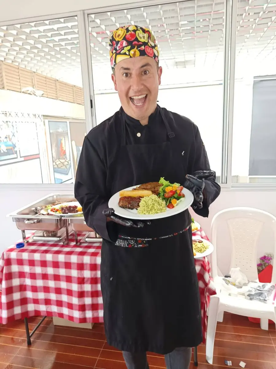 Chef presentando un plato preparado para un evento